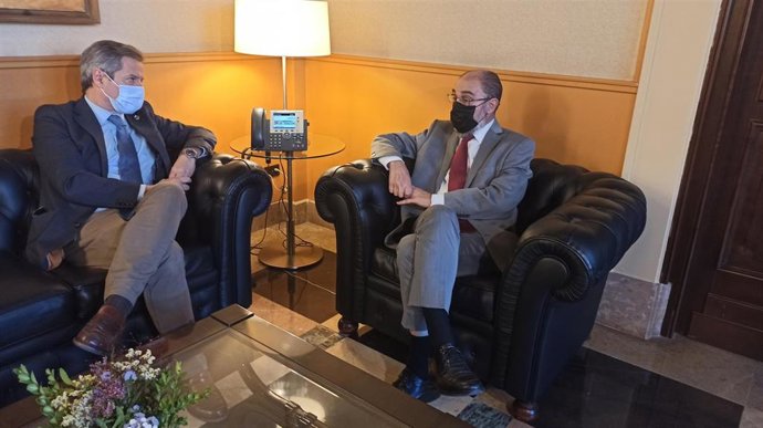 El portavoz de Ciudadanos en Aragón, Daniel Pérez, se reúne con el presidente autonómico, Javier Lambán, en el despacho de este último.