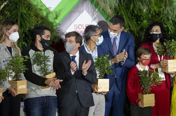 El alcalde de Madrid, José Luis Martínez-Almeida (3i) y el presidente del Gobierno, Pedro Sánchez (5i), en la clausura del South Summit 2021.