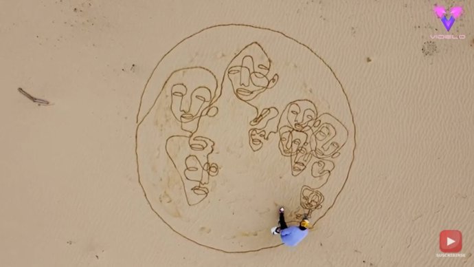 Este artista holandés crea hipnóticos retratos abstractos de un solo trazo en la arena