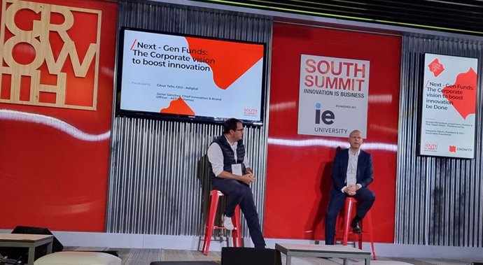 A la derecha, el director de Innovación y Marca de Aedas Homes, Javier Sánchez, en South Summit 2021