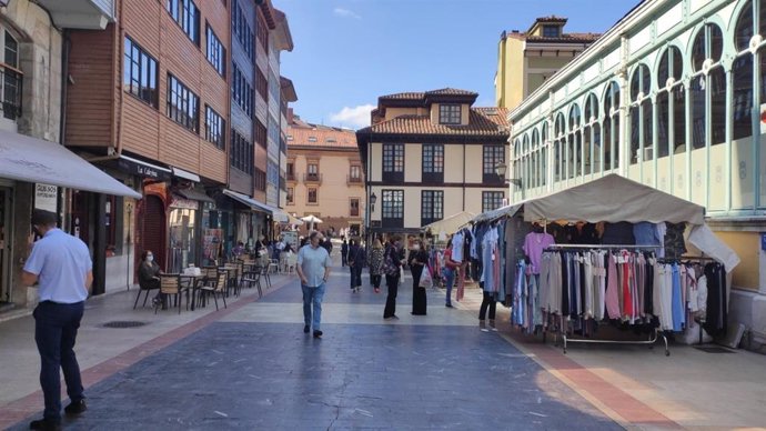 Archivo - Personas con mascarilla en el entorno del Ayuntamiento de Oviedo y El Fontán