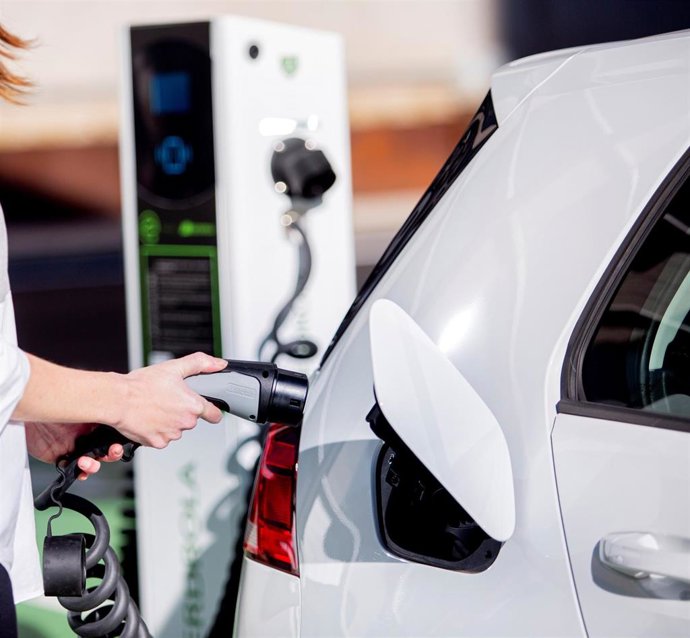 Archivo - Recarga de un coche eléctrico con energia de Iberdrola