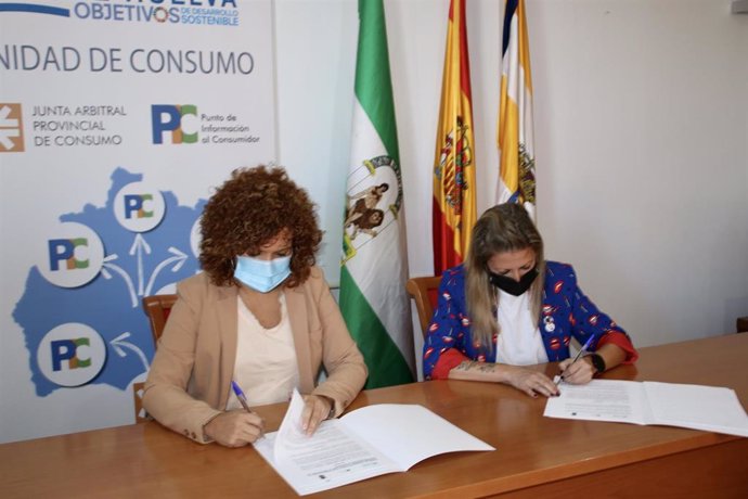 La presidenta de la Diputación de Huelva, María Eugenia Limón, junto a la alcaldesa de Cala, Maite Rodríguez.