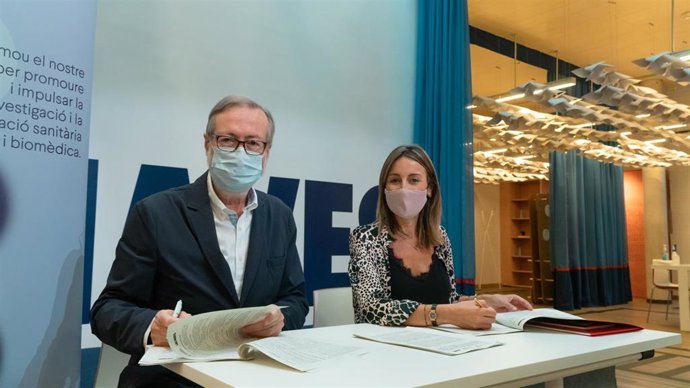 El director gerente de la Fundació per al Foment de la Investigació Sanitria i Biomdica de la Comunitat Valenciana (Fisabio), José Antonio Manrique, y la directora de Las Naves, Marta Chillarón, firman el convenio del concurso De major vull ser com...