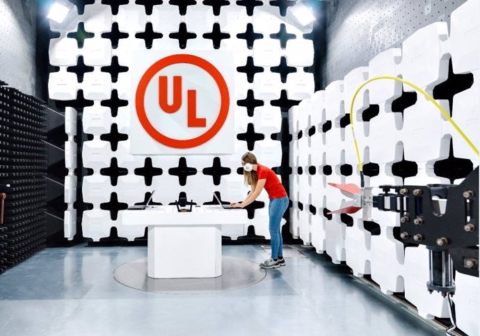 A UL technician conducts a wireless coexistence test inside UL's recently expanded EMC and wireless laboratory in Carugate, Italy. The ehanced facility enables UL to service a more diverse range of products for customers across multiple industries, incl