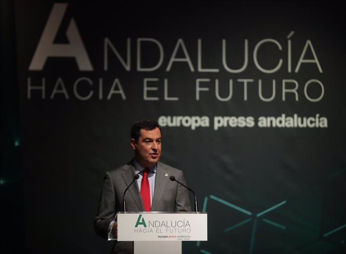 El presidente de la Junta de Andalucía, Juanma Moreno, clausura las jornadas del foro económico 'Andalucía hacia el futuro' organizado por Europa Press, a 7 de octubre del 2021 en Sevilla (Andalucía). Europa Press reúne los días 6 y 7 de octubre en Sevi