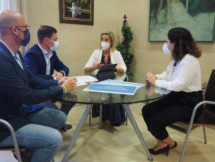 La alcaldesa de Alcalá de Guadaíra, Ana Isabel Jiménez, ha destacado la vocación de los cambios introducidos en las ordenanzas fiscales de ayudar al desarrollo económico y de facilitar el desarrollo de objetivos estratégicos del gobierno municipal.