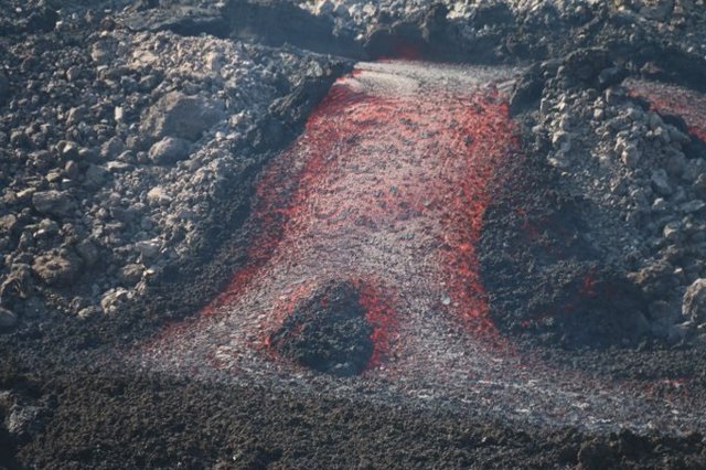 Salida de uno de los tubos de lava del volcán de La Palma