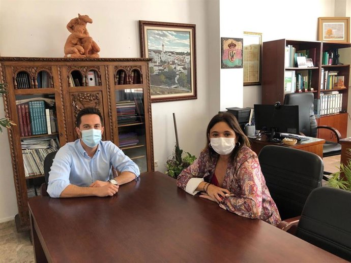 La vicepresidenta segunda de la Diputación, Margarita del Cid, con el alcalde de Arriate, Francisco Javier Anet.