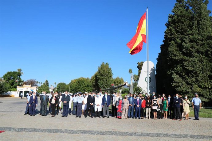Izado de bandera en reconocimiento a la labor de los profesionales del Hospital Virgen del Rocío
