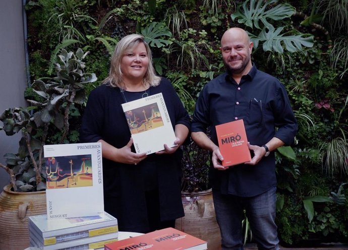La directora editorial de la división de librerías del Grup Enciclopdia Catalana, Ester Pujol, y el editor de la colección Univers Art, Joan Ricart