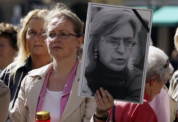Archivo - Imagen de archivo durante una protesta para exigir justicia por el asesinato de la periodista Anna Politkovskaya.