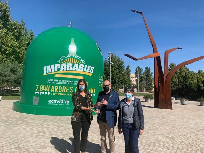 La gerente de Ecovidrio en Catalunya, Silvia Mayo ; el concejal del Ayuntamiento de Lleida, Jaume Rotllant; y la coordinadora de sostenibilidad, Esther Fanlo.