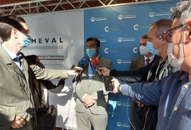 El presidente de Femeval, Vicente Lafuente, y el conseller de Economía Sostenible, Rafa Climent.