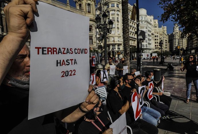 Varias personas exhiben pancartas durante una concentración para reclamar la ampliación de las terrazas Covid en Valencia hasta 2022
