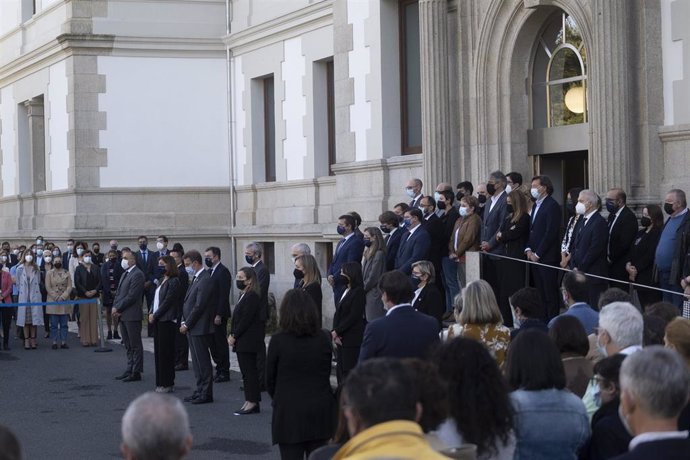 O presidente da Xunta de Galicia, Alberto Núñez Feijóo (3i), participa nun minuto de silencio en memoria do conselleiro de Facenda e Administración Pública.