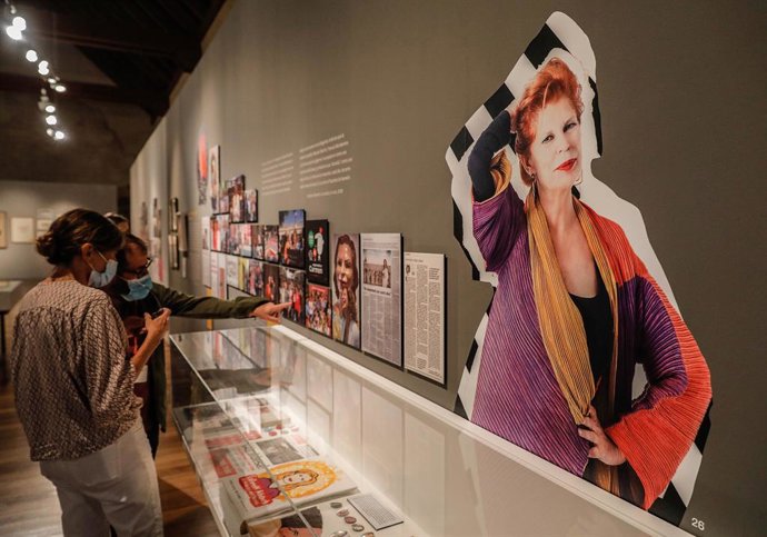 Varias personas asisten a la exposición 'Carmen Alborch. L'art i la vida en el Centre del Carme Cultura Contemporánea de Valencia.