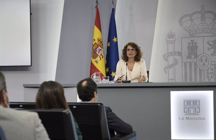 La ministra de Hacienda y Función Pública, Maria Jesús Montero, comparece en rueda de prensa posterior al Consejo de Ministros extraordinario celebrado en Moncloa, a 7 de octubre de 2021, en Madrid (España). 