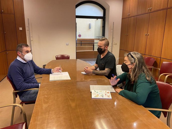 Reunión del edil de Ciudadanos en el Ayuntamiento de Gijón Rubén Pérez Carcedo, Gijón, con representantes de la plataforma 'Un Pulmón para el Solarón'