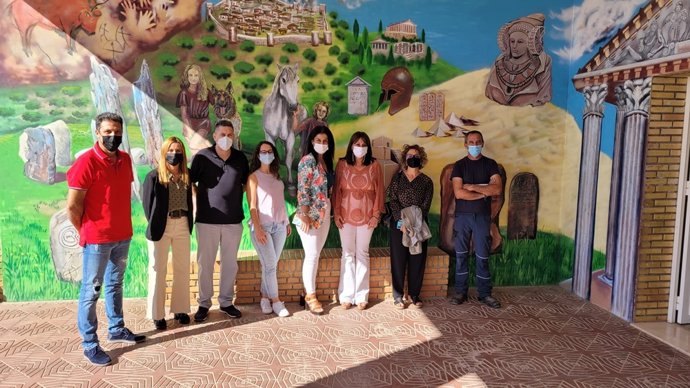La delegada de Educación y Deporte en Huelva, Estela Villaba, en su visita al CEIP Virgen del Rosario de Rosal de la Frontera.