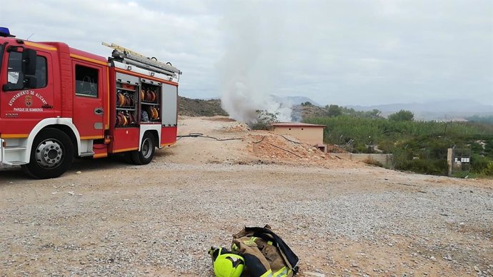 Bomberos extinguen un incendio de matorrales en una finca de pirotecnia en la partida de Fontcalent