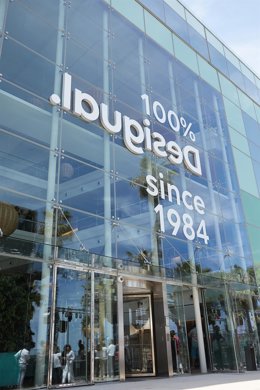 Archivo - La fachada de la sede de Desigual en Barcelona