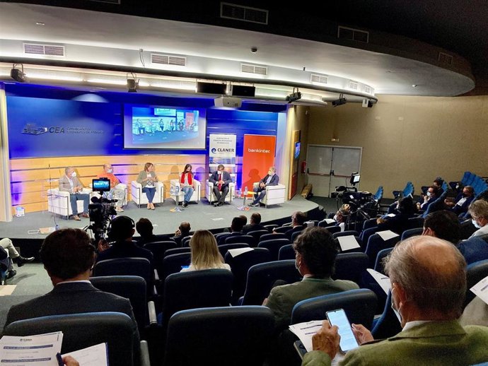 Jornada sobre energías renovables y medio natural celebrada en la sede de la Confederación de Empresarios de Andalucía (CEA).