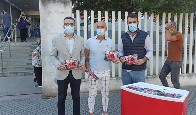 Romero, Hurtado y Mayoral, ante el Centro de Salud del Sector Sur.