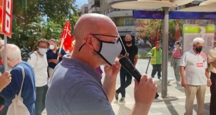El secretario general de CCOO, José Luis García, durante la concentración frente a la sede de CAEB.