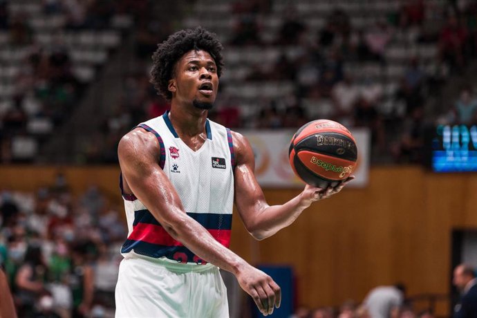 Steven Enoch of Saski Baskonia in action during the ACB Liga Endesa  match between Club Joventut Badalona and Saski Baskonia at Palau Olimpic de Badalona on September 26, 2021 in Badalona, Barcelona, Spain.