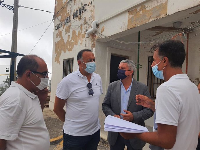 Belmonte visita el inmueble que albergará el consultorio médico de Felix (Almería)