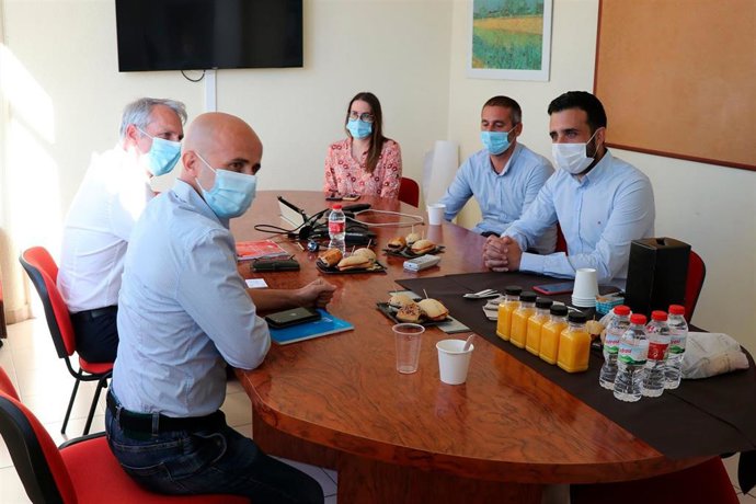 Archivo - El alcalde de Sagunt (Valencia), Darío Moreno, se reúne con responsables de Pilkington