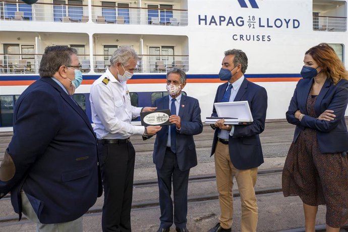 El Presidente De Cantabria, Miguel Ángel Revilla, Y El Presidente Del Puerto, Francisco Martín, Entre Otros, Entregan Una Metopa Al Capitán Del Crucero 'Hanseatic Nature' Como Motivo De Su Primera Escala En El Puerto De Santander
