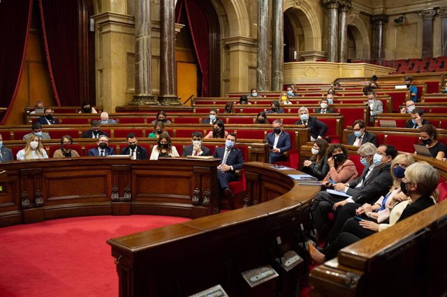 Vista general de la segunda sesión del Pleno en el Parlament de Cataluña, a 6 de octubre de 2021, en Barcelona.