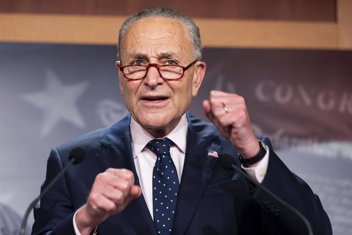 Archivo - 11 August 2021, US, Washington: US Senate Majority Leader Chuck Schumer (C) speaks at a press conference about passage of the Bipartisan Infrastructure Bill and the Budget Resolution. Photo: Michael Brochstein/ZUMA Press Wire/dpa