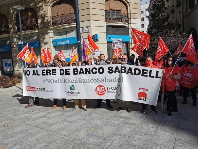 Concentración de trabajadores del Banco Sabadell durante la jornada de huelga del 6 de octubre de 2021 contra el ERE que plantea la entidad y que contempla la salida de 1.730 empleados