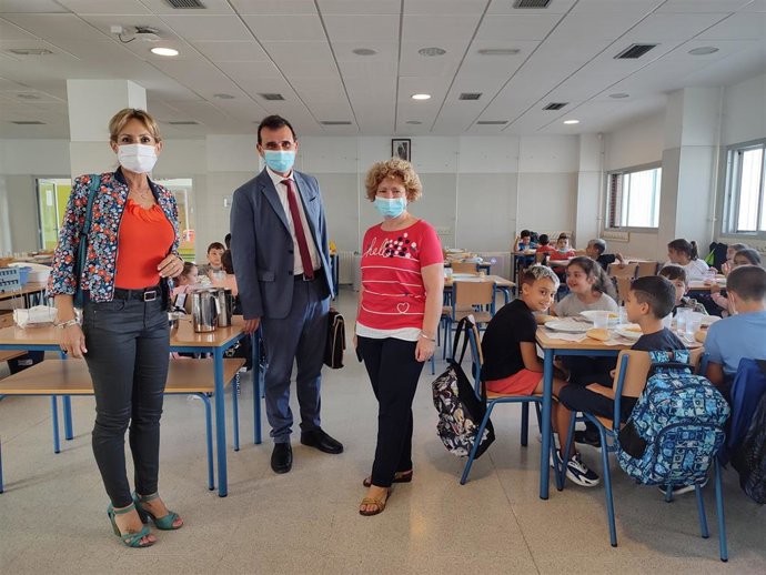La delegada de Educación y Deporte de la Junta en Córdoba, Inmaculada Troncoso, en su visita al CEIP Fray Albino.