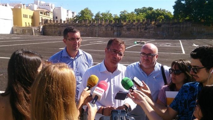Archivo - El concejal de Movilidad, Juan Carlos Cabrera, en una visita al aparcamiento de El Valle