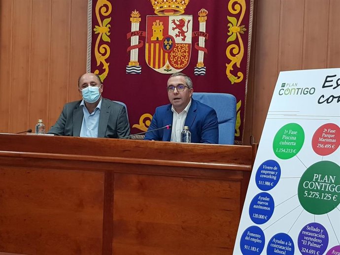 Firma del contrato para modernizar el alumbrado de Maribáñez, El Trobal y Los Chapatales