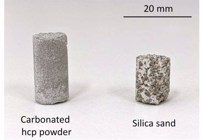 Dos muestras de hormigón con carbonato de calcio, una con pasta de cemento endurecida (izquierda) y la otra con arena de sílice. Ambas materias primas son productos de desecho comunes de construcción y demolición.