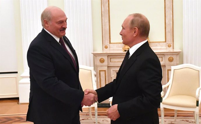 HANDOUT - 09 September 2021, Russia, Moscow: Russian President Vladimir Putin (R) shakes hands with Belarusian President Alexander Lukashenko during their meeting. Photo: -/Kremlin/dpa - ATTENTION: editorial use only and only if the credit mentioned abo