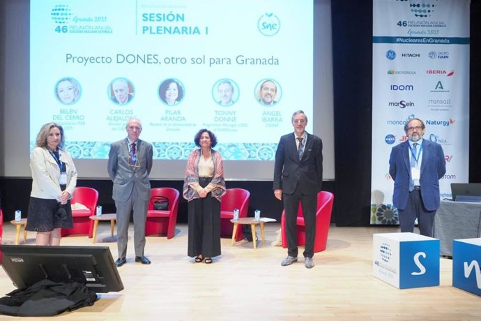 Sesión plenaria sobre el acelerador de partículas en la Reunión Anual de la SNE