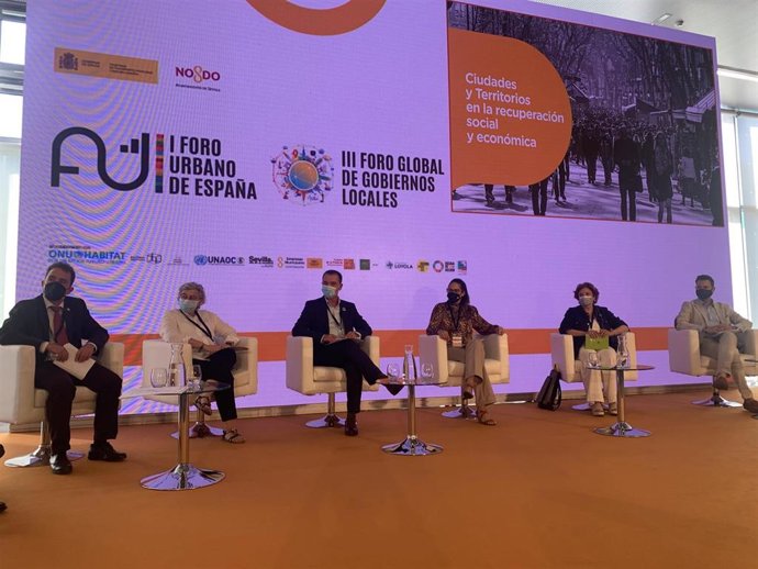 La alcaldesa de Gijón, Ana González (segunda por la izquierda), durante su participación en el III Foro Global de Gobiernos Locales, celebrado en Sevilla