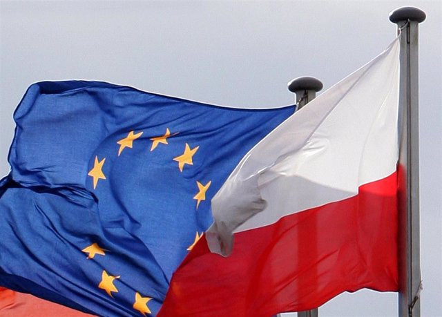Archivo - Banderas de Polonia y de la UE