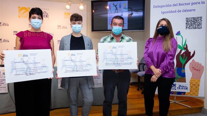 Entrega de los premios a las ganadoras