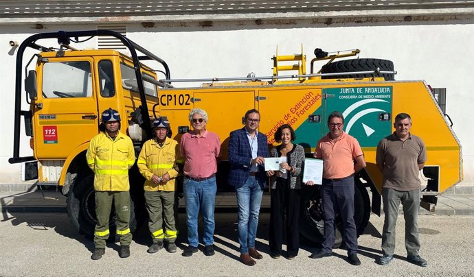 El delegado de Desarrollo Sostenible de la Junta de Andalucía en Córdoba, Giuseppe Aloisio, entrega un camión contra incendios al Ayuntamiento cordobés de Hornachuelos.