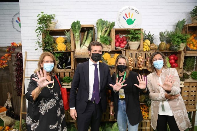 El líder del PP, Pablo Casado, asiste a la feria Fruit Attraction junto a la vicesecretaria de Sectorial del PP, Elvira Rodríguez, y la secretaria de Agricultura del PP, Milagros Marcos. En Madrid, a 7 de octubre de 2021.