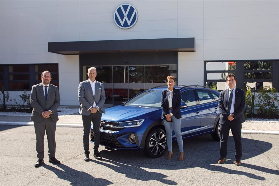De izquierda a derecha, el secretario general de Industria, Raül Blanco; el presidente de VW Navarra, Markus Haupt; la presidenta del Gobierno de Navarra, María Chivite; y el consejero de Desarrollo Económico, Mikel Irujo, en la planta de VW Navarra