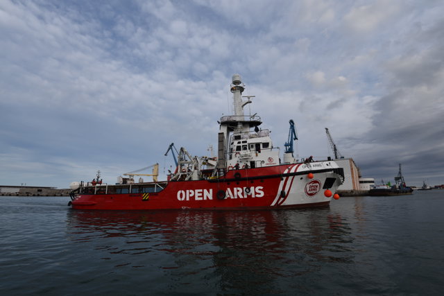 El barco Open Arms sale del puerto de Castellón a 6 de octubre de 2021, en Castellón 
