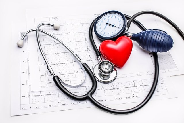 Archivo - Hipertensión, fonendoscopio, corazón, electrocardiograma